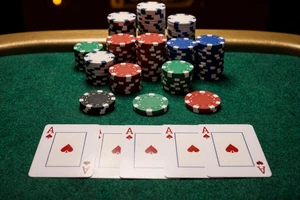 Casino Hold'em Poker von Pragmatic Play - Poker gegen den Dealer mit seitlichen Jackpot-Wetten bei Realz Casino